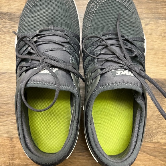 Nike Free TR7 Dark Gray and White Size Athletic Training Sneakers 7.5 - Picture 3 of 10